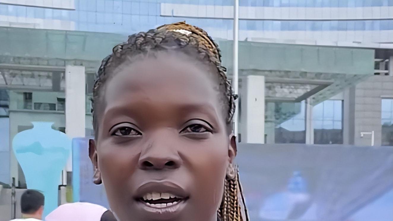 网红Rose当火炬手被拒，全程跟跑呐喊引围观，未带母归强颜欢笑