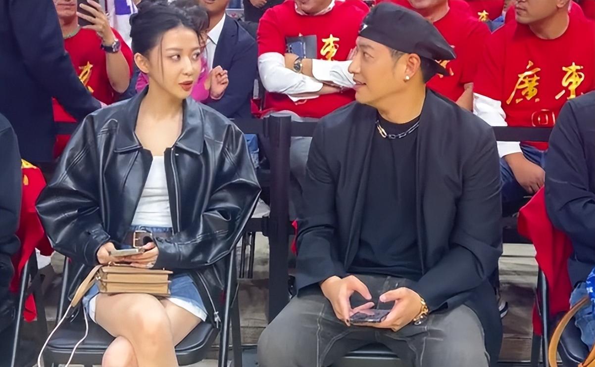 43岁潘玮柏携娇妻约见易建联!见证对方退役仪式,夫妻感情恩爱