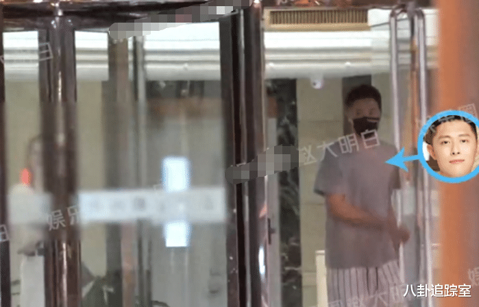 买超酒吧与美女嗨玩,女方含情脉脉身材傲人,张嘉倪黑脸现身机场