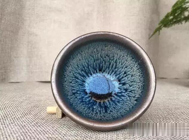 |易盏堂：建盏养出的不是茶垢，那到底是什么会有七彩光泽。