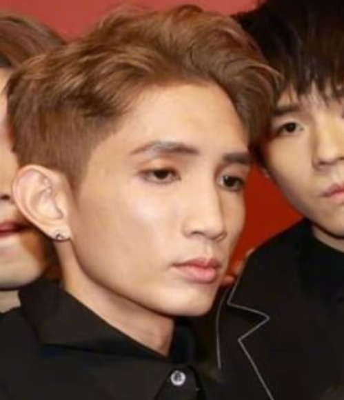 姜涛|香港“顶流”姜涛的爆火和离谱热搜,让我感叹资本力量太强大