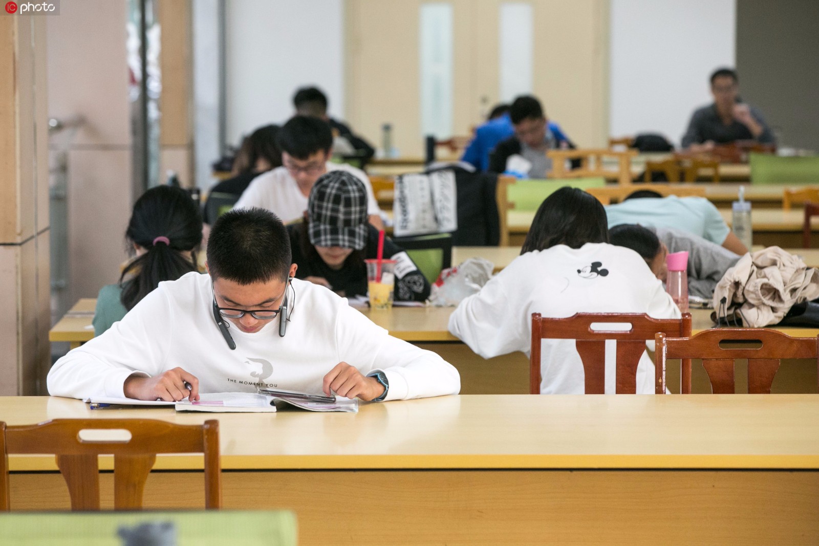 求职|两名本科生找工作碰壁，怒撕毕业证引争议：能力不行别怪学历