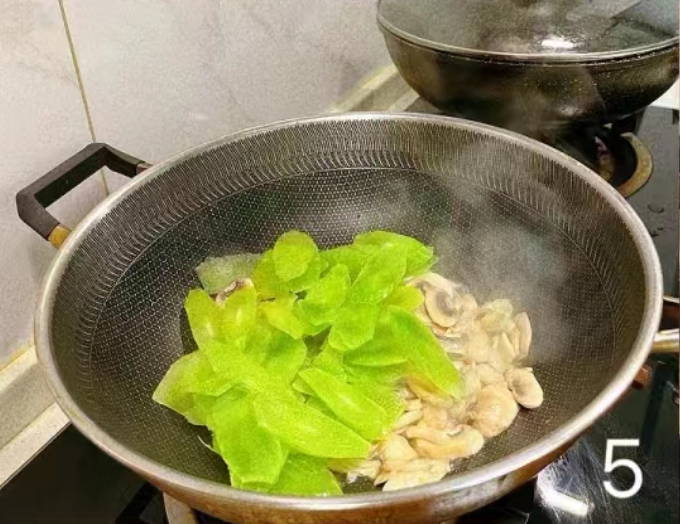 莴笋|秋季之后，碰见这菜别错过，解馋开胃，营养极高，别不懂吃！