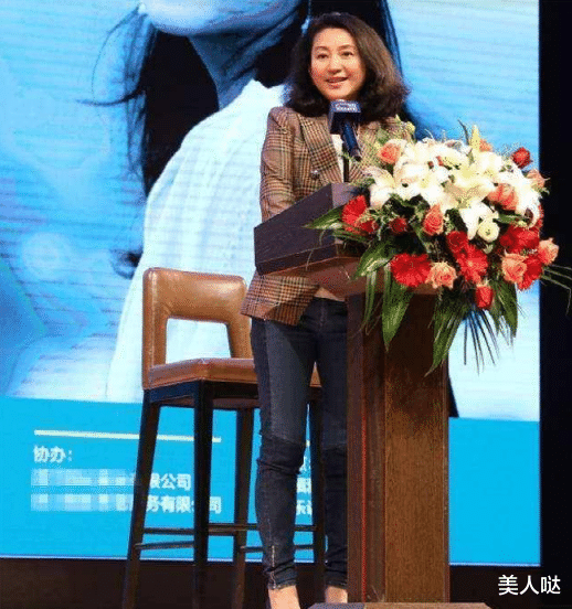 55岁王小丫胖到收不住了！穿西装遮不住膀大腰圆，气质全无，与普通中年大妈没差别