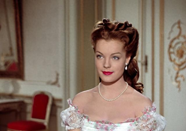 茜茜公主的疯狂美容:束腰到40.5厘米,脸敷带血牛肉,橄榄油泡澡