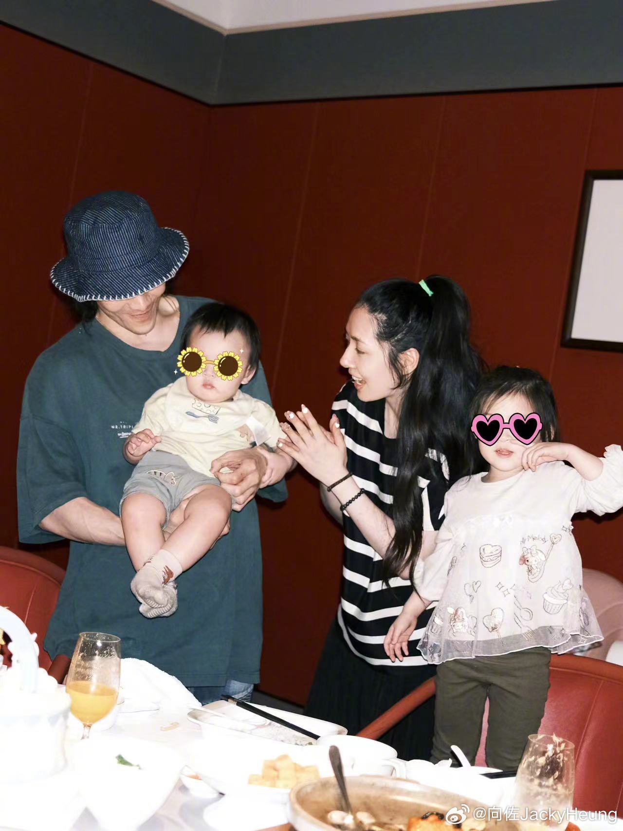 向佐晒一家四口全家福,39岁郭碧晨皮肤白皙,两个孩子太可爱了