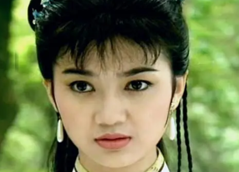 我们熟悉的她早已离世，29岁与男友坠机而亡，双双殒命大海之中