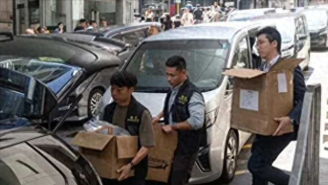 有一种“反噬”叫张智霖，52岁头发花白老人斑明显，善恶报应已到