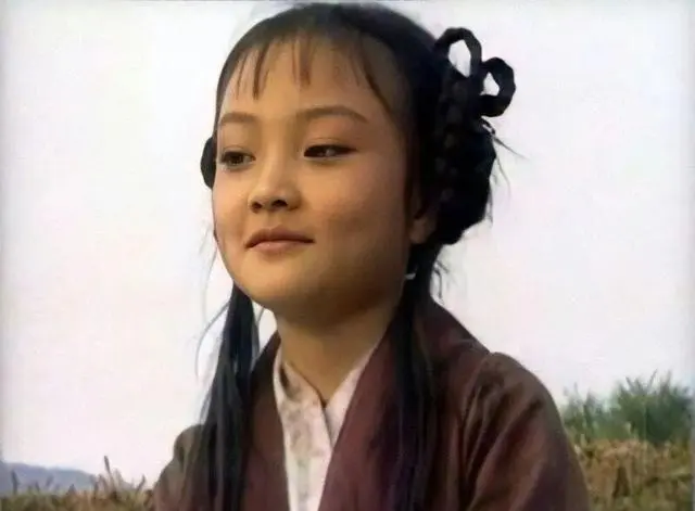 李小璐婚内出轨，沉寂2年后开始走擦边路线，网友：太恶心