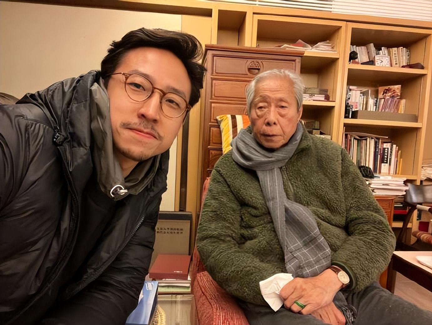 施伯雄携未婚妻参加爷爷寿宴，施子清戴大紫荆星章，吴千语飘孕味