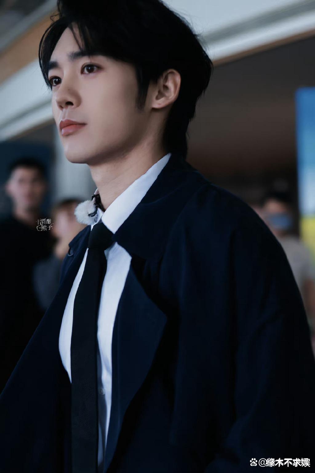 36岁张雨绮南宁被偶遇,又白又瘦,一身行头近30万,裙子满是破洞