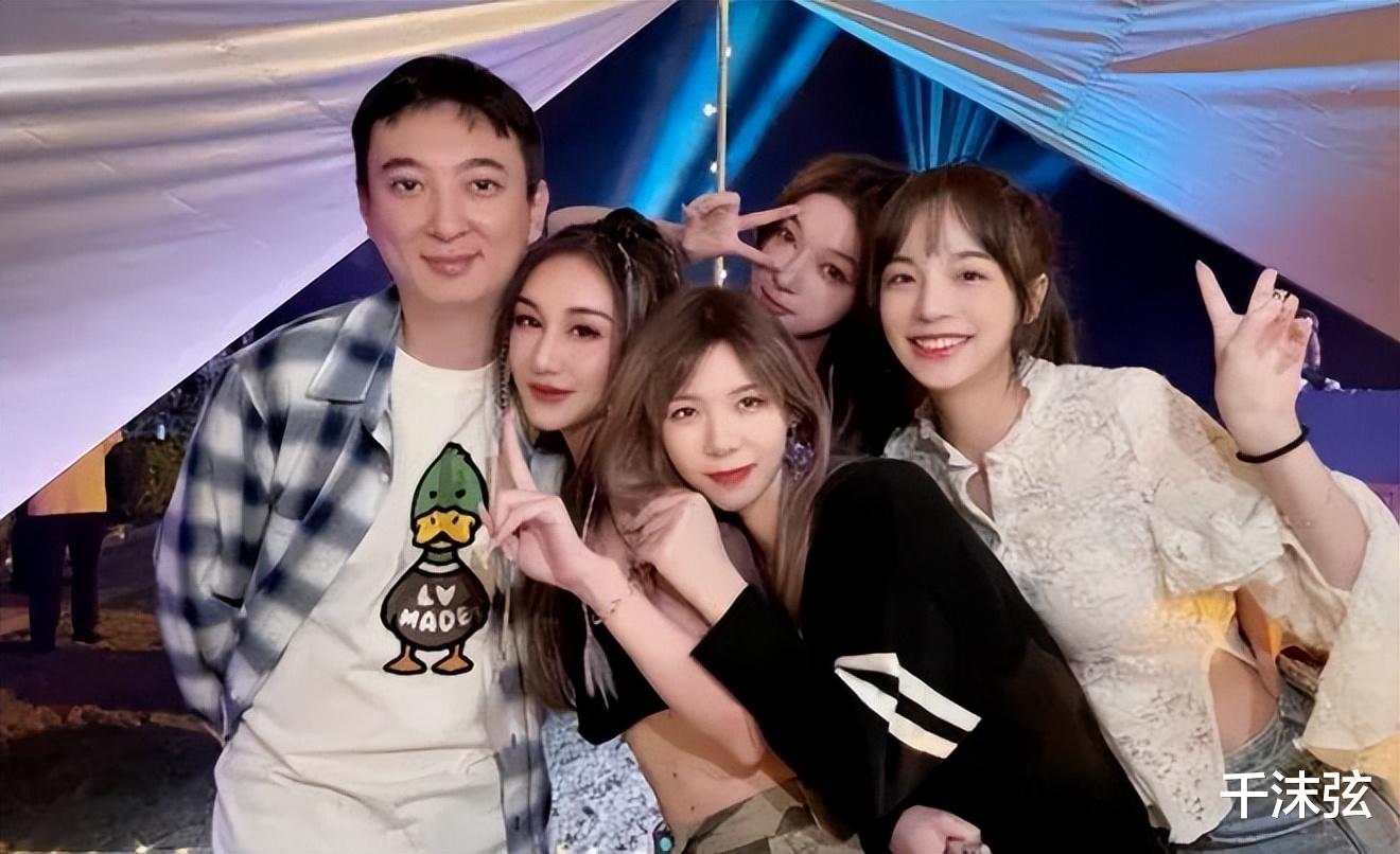 王思聪|误入盘丝洞？王思聪现身酒吧，被10位美女环绕，吞云吐雾很淡定