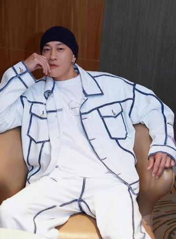 突发!何润东发生车祸!180万玛莎拉蒂被撞凹,画面曝光惨不忍睹