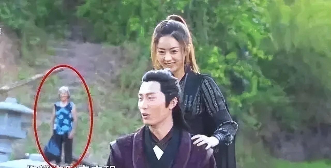 难怪网友调侃,无脑台词,离谱穿帮,真是让人尬的能抠出“三室一厅”