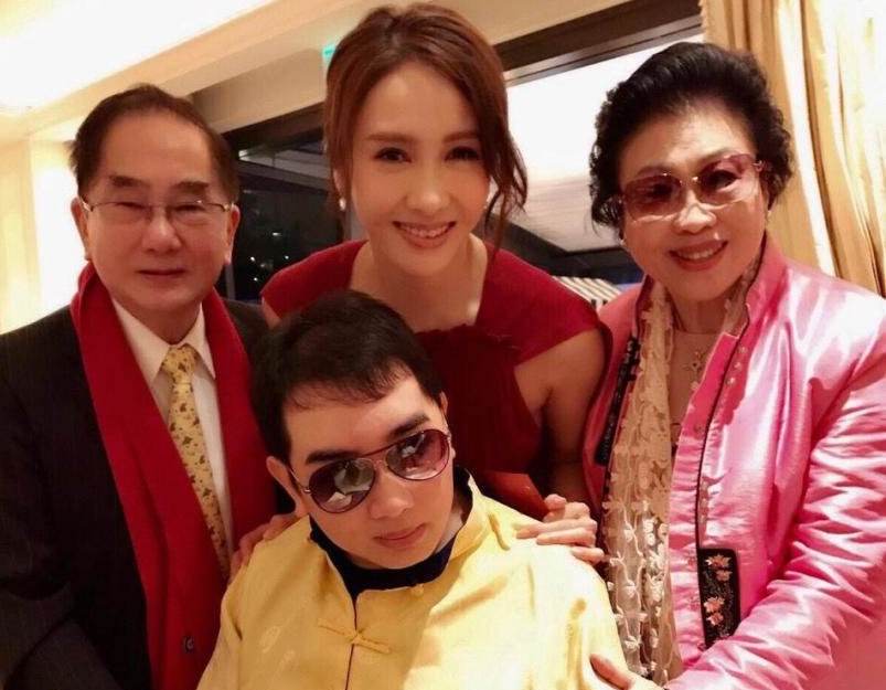 52岁黎姿晒原生家庭全家福！其弟弟一度成为植物人，花11年站起来