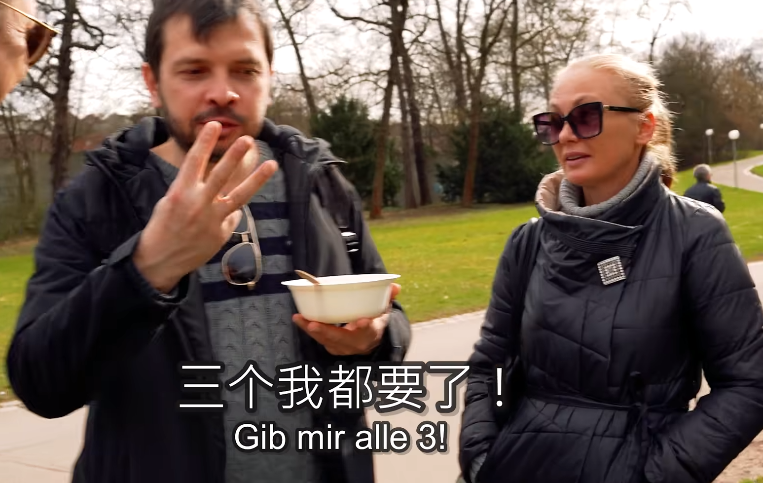 鸡爪|德国网红摆摊卖中餐!580万人围观酸菜烤肉,鸡爪让老外口服心服