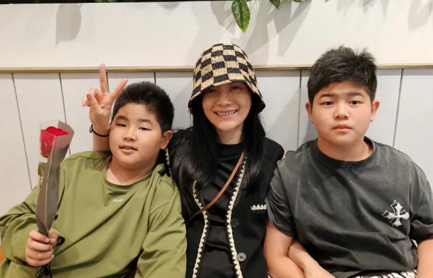 胡可携儿子拍大片，安吉瘦下来不再像宋仲基，完全就是少年版沙溢