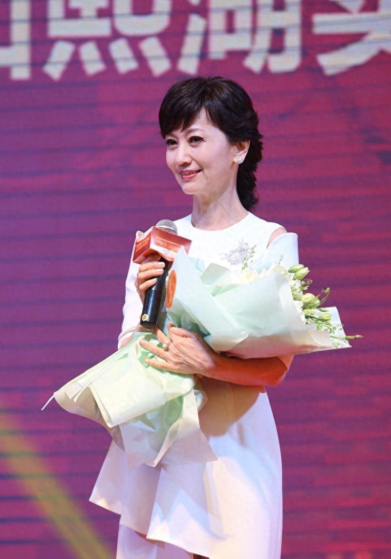 吴君如在香港街头可谓是赚足眼球！手拎30万高奢包，一头金发女人味十足