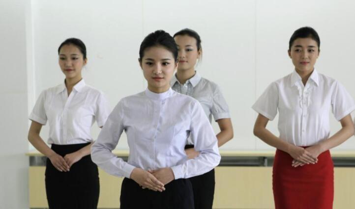 招聘|排队7小时面试3分钟,青岛空乘千人面试遭怀疑,快要卷成麻花了!