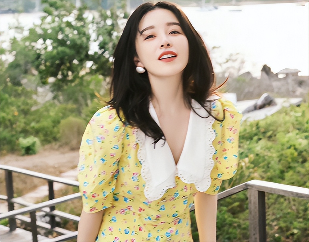 阚清子与未婚夫逛街,手挽手同吃1个雪糕,穿宽松居家服疑遮孕肚