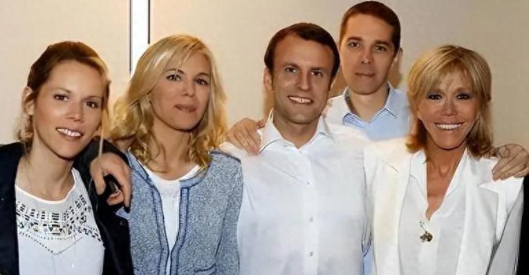 46岁的马克龙光着膀子，一脸宠溺握着70岁布丽吉特的脚脖子，好甜蜜