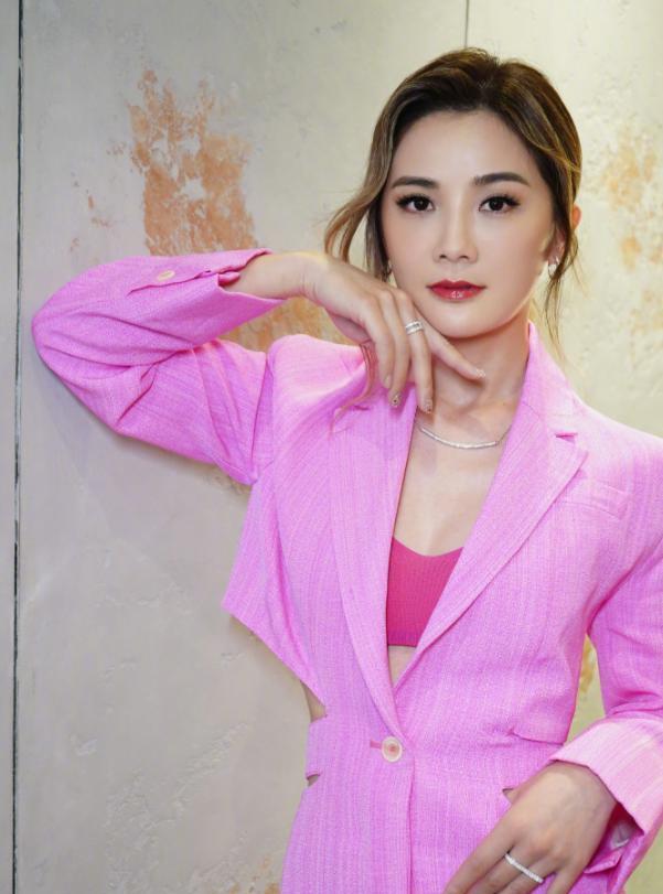 梁朝伟|影帝、天王齐聚香港,合照站位有讲究,梁朝伟乖坐着,张学友有趣