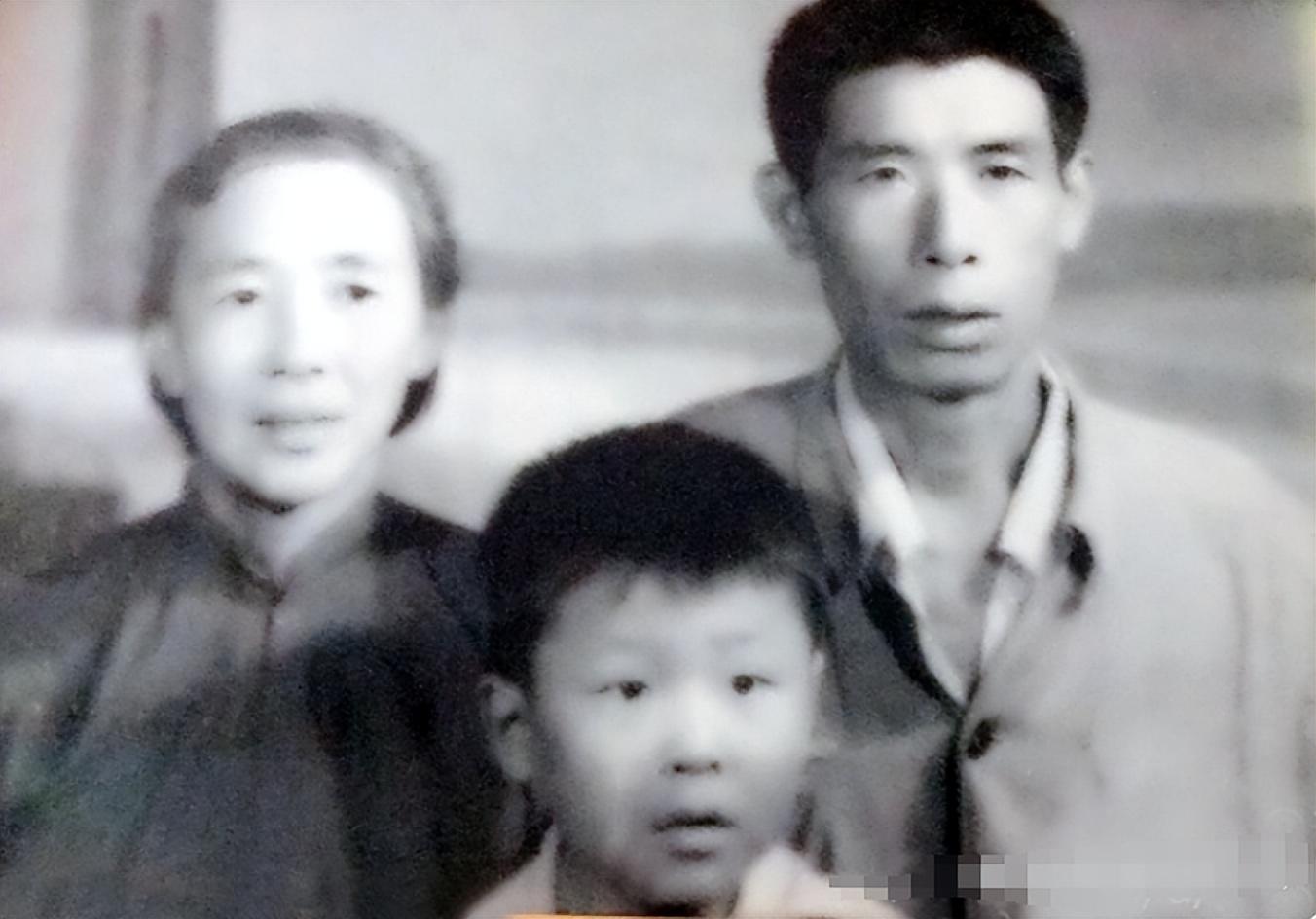 46岁王楠海南过年!穿短裤挽百亿富豪丈夫,故意遮挡千万翡翠手镯