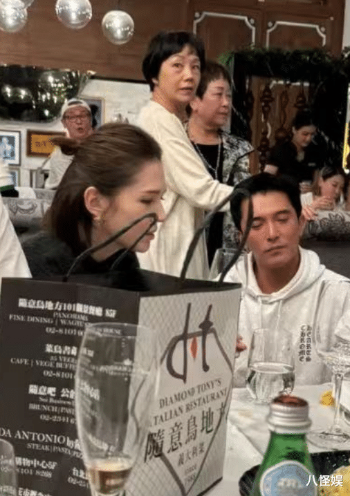 邱泽许玮甯与友人聚餐,肤色差惹眼,结婚2年都忙事业不急于生子