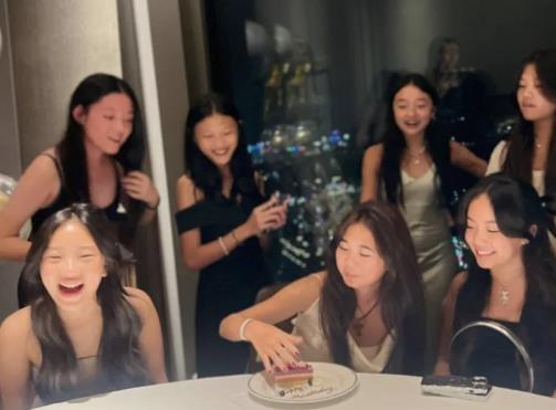 吴速玲离婚后为女儿庆生，13岁“姐姐”模样大变，爸爸曹格没露面