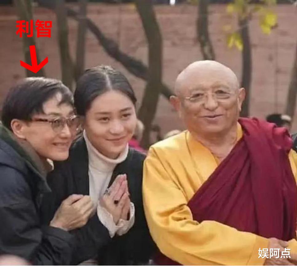 李连杰近照惹争议：扎小辫子满脸老年斑！利智身形暴瘦如农村老妇