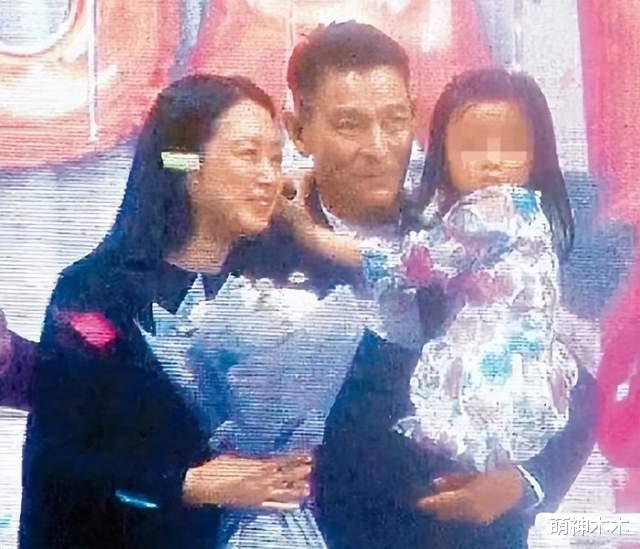 刘德华女儿首次露面引围观,葬礼露笑还画眉,被质疑11岁打扮成熟