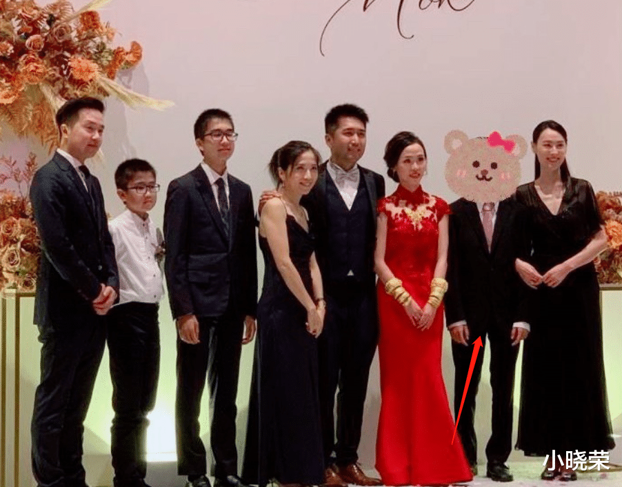 14岁长子五官神似李嘉诚，梁洛施晒婚宴照引猜测，神秘男伴成焦点！