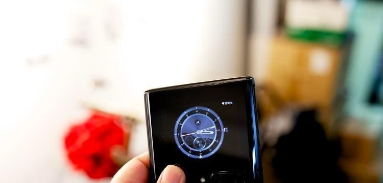 |折叠屏价格下放，12G+512G跳水500！摩托罗拉豁出去了