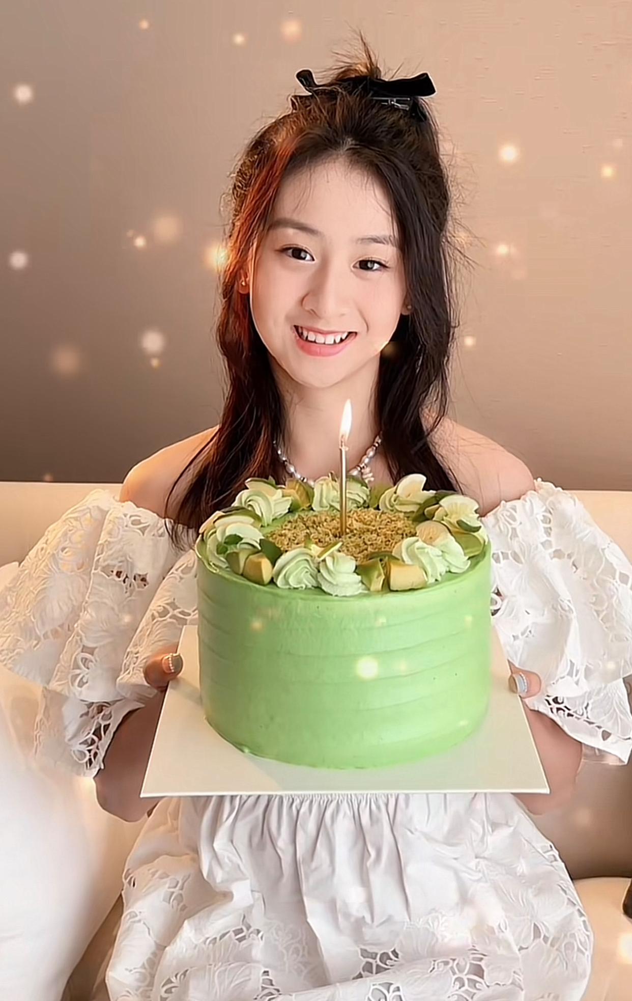 田雨橙 叶一茜晒照为女儿庆生，15岁田雨橙打耳洞做美甲！穿露肩装显成熟