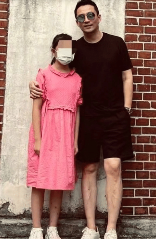 汪小菲女儿近照曝光!含胸驼背,腿上有伤痕,发育太早引网友热议
