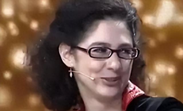 《外来媳妇本地郎》中的“戴安娜”郝莲露,她嫁给了真正的康祈祖