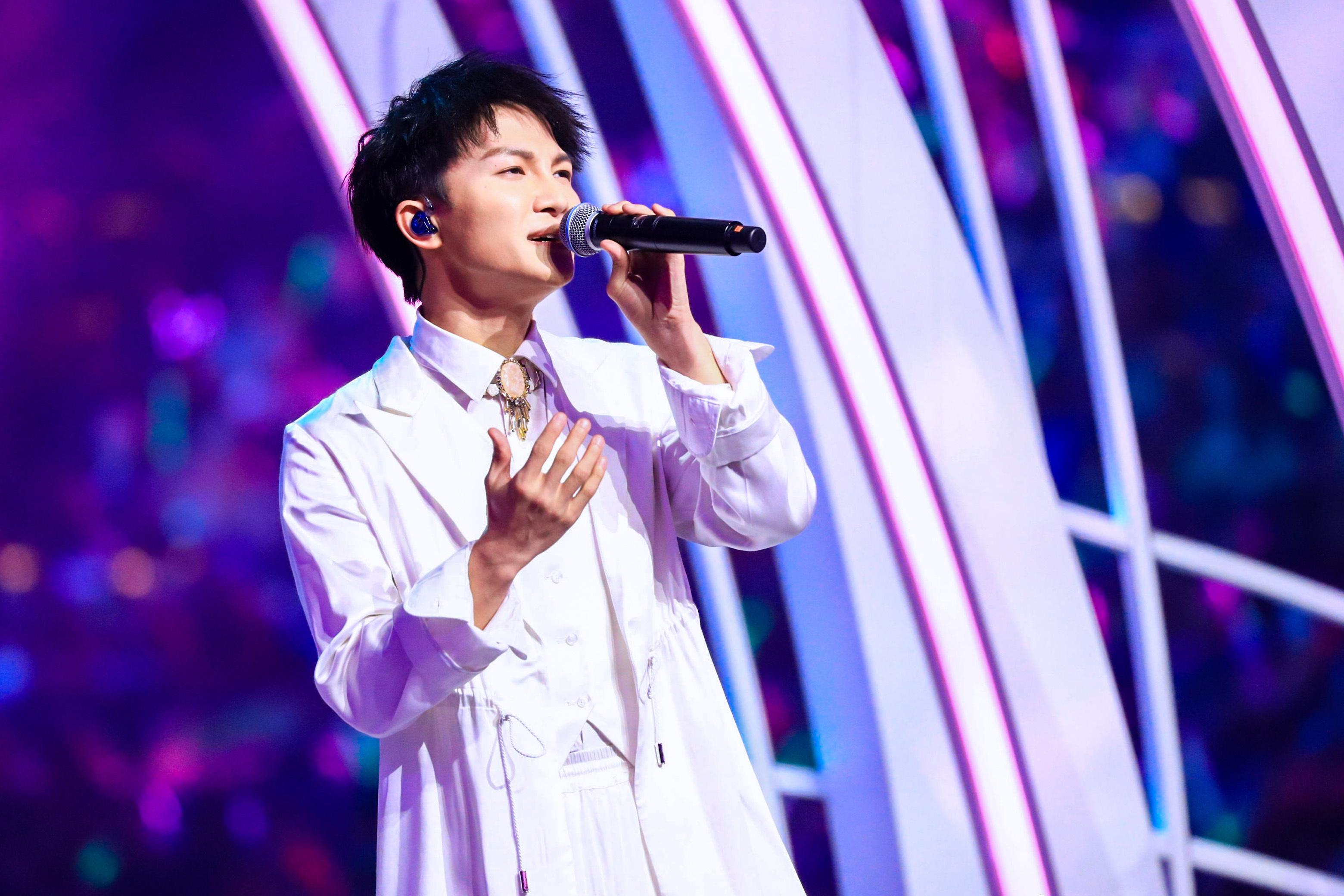 那英|大瓜!娱圈一大龄天后私生活混乱,专门撩小鲜肉,王菲那英躺枪!