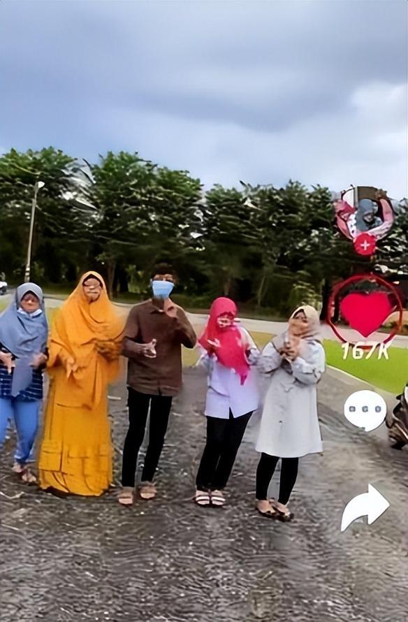 父亲基因太强大,一张“马脸”遗传全家,让儿女们苦不堪言