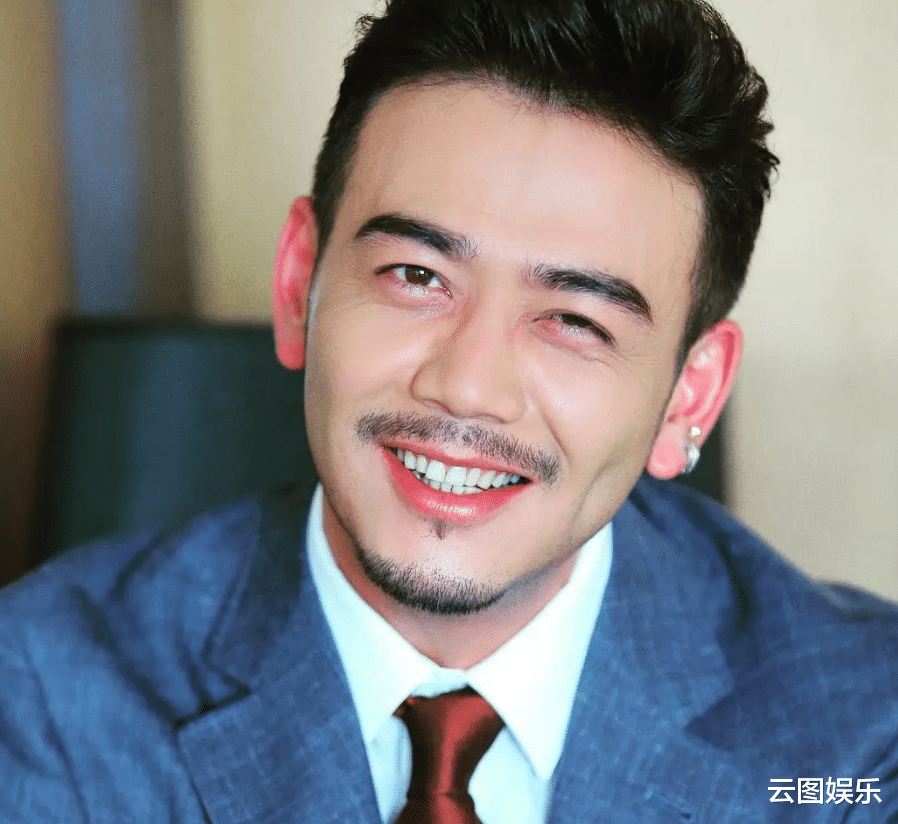 杨烁|杨烁演员妻子带女儿拍写真!6岁爱女穿古装酒窝抢镜,越来越像爸