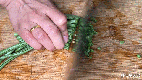 豆角|豆角水饺包的家常做法,馅料鲜美,面皮蓬松柔软,底部焦香可口