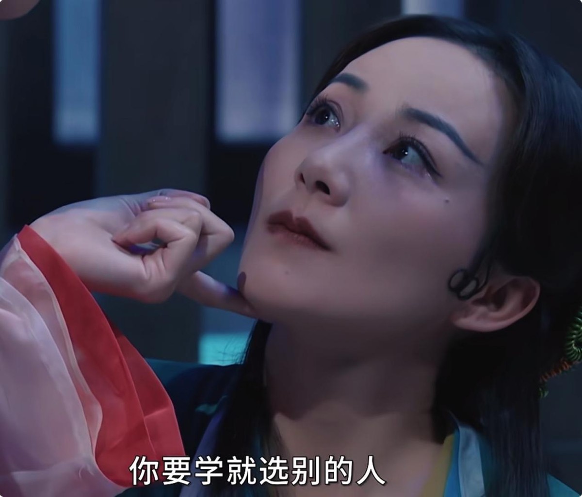 韩雪|《青蛇》跪求别硬演！看青蛇扭的姿势，新版就输得一塌糊涂