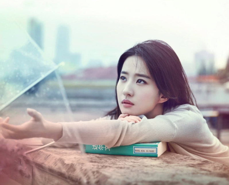 刘亦菲在高铁睡觉被偷拍,皮肤泛红山根突出,32万包包随手放一旁