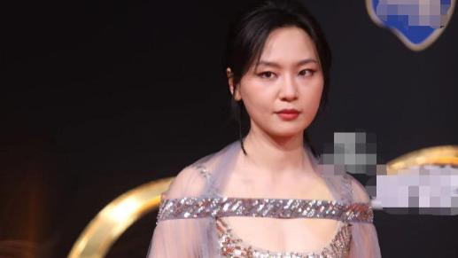 有种尴尬叫周笔畅玩性感，中性风非要露，李宇春也遇同样窘况