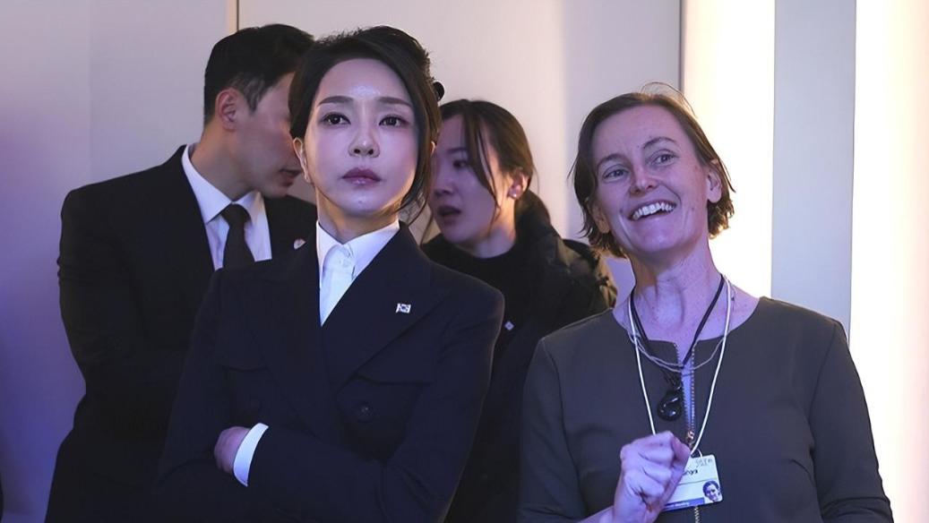 瓜子 金建希无新衣了？重新穿上旧装换个发型照样美，王室王妃经常这样