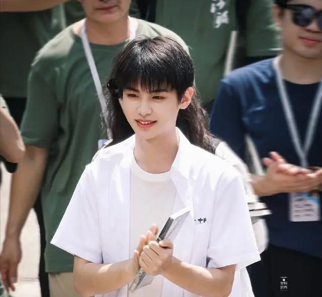 曝女明星片场耍大牌！40度高温让群演干等晕倒，态度恶劣驱赶学生