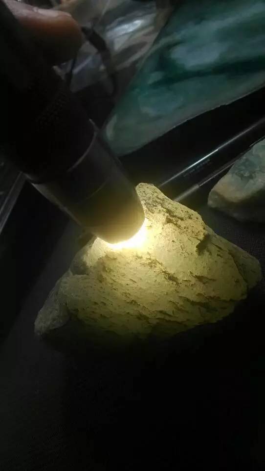 欣赏刚切开的翡翠毛料