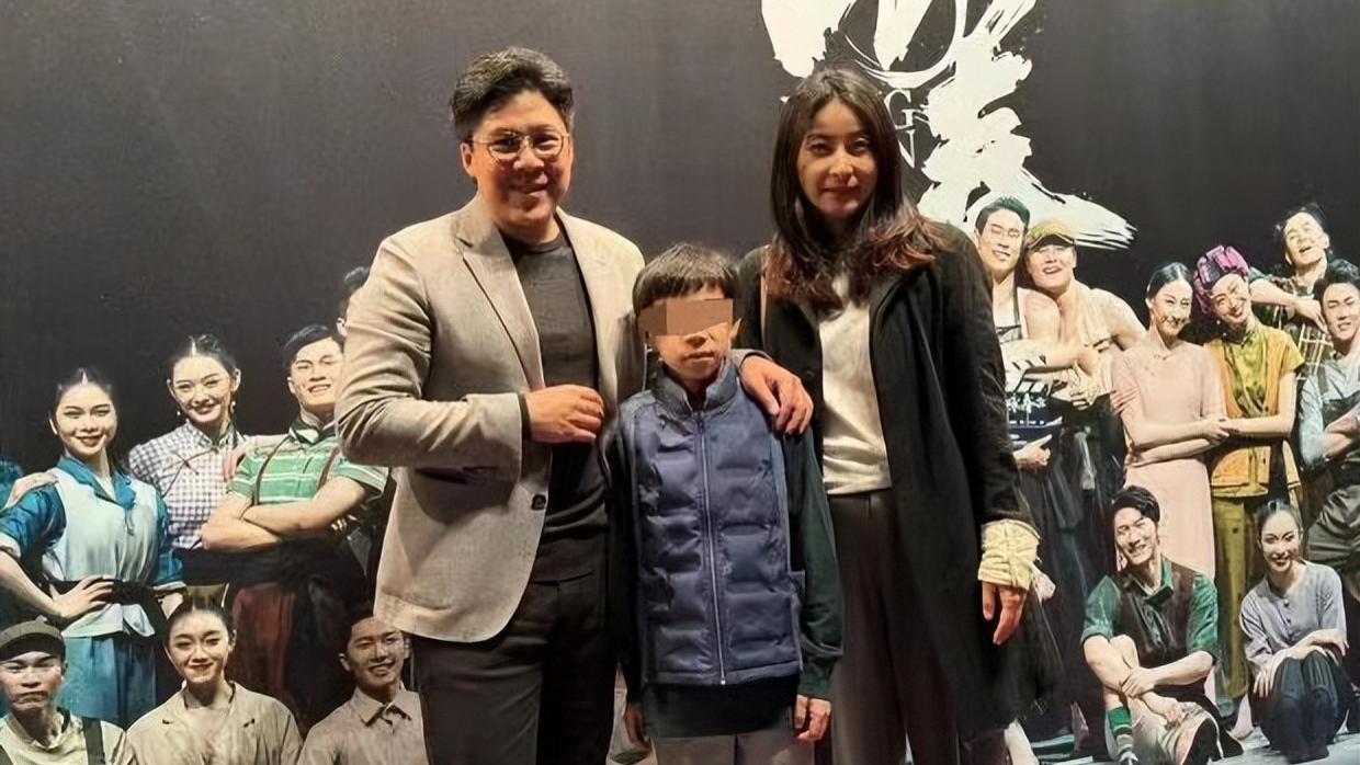 霍启刚陪妻儿看剧，朱玲玲罗康瑞也在，两对夫妻都恩爱得令人羡慕