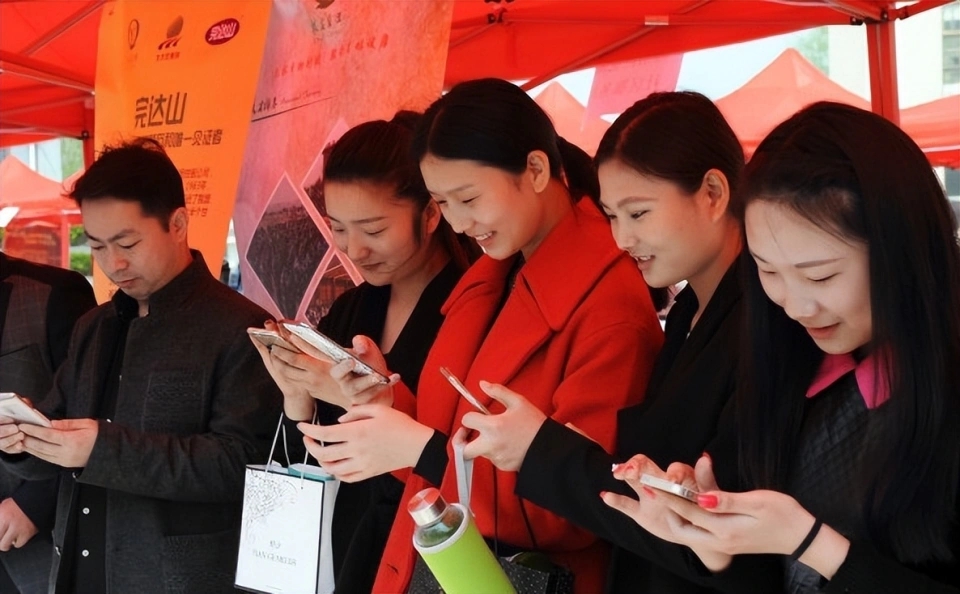 公司年会,老板喊员工给他发红包,事后8倍退还!网友:套路真深