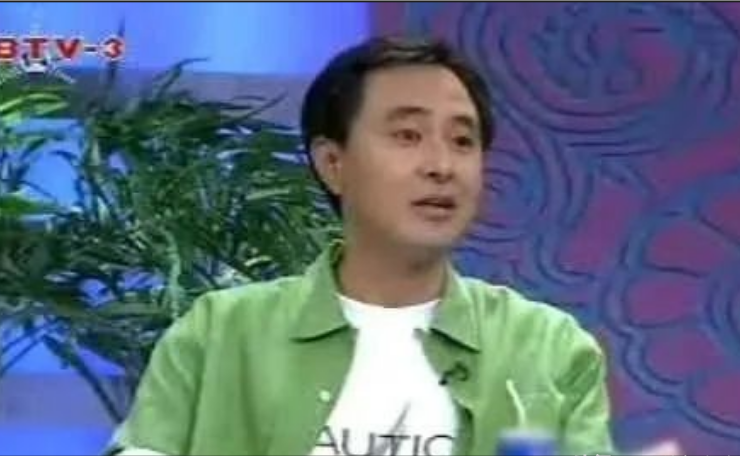 她38岁演《闯关东》成名,嫁17岁初恋,结婚33年丈夫甘当“煮夫”