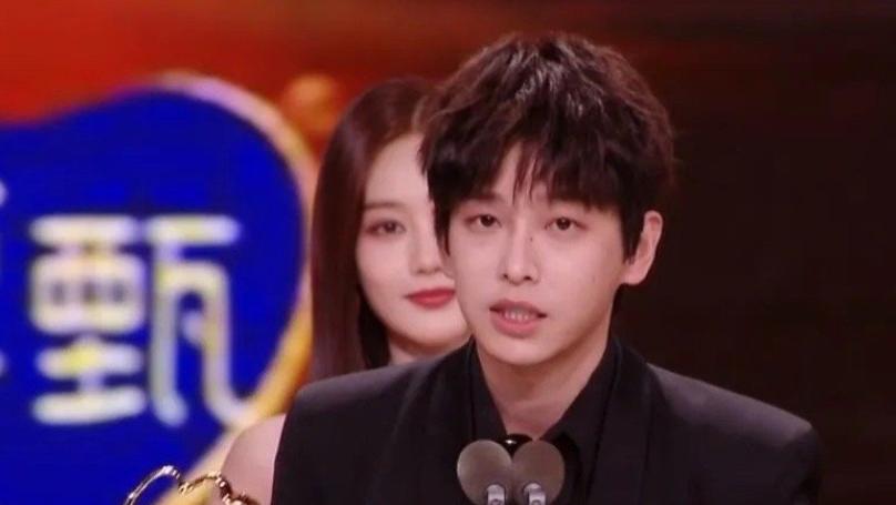 彭昱畅送礼风波败好感，宣传电影无人捧场，黄磊许魏洲沉默好现实